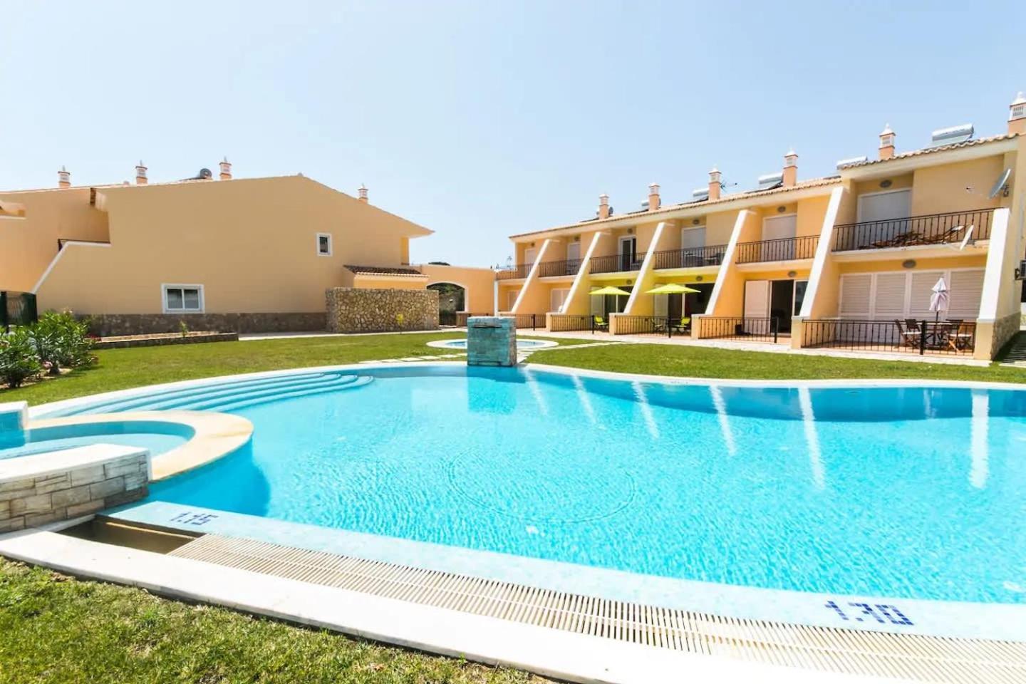 Filipa Iii - Beachfront With Jacuzzi Ferienhaus *