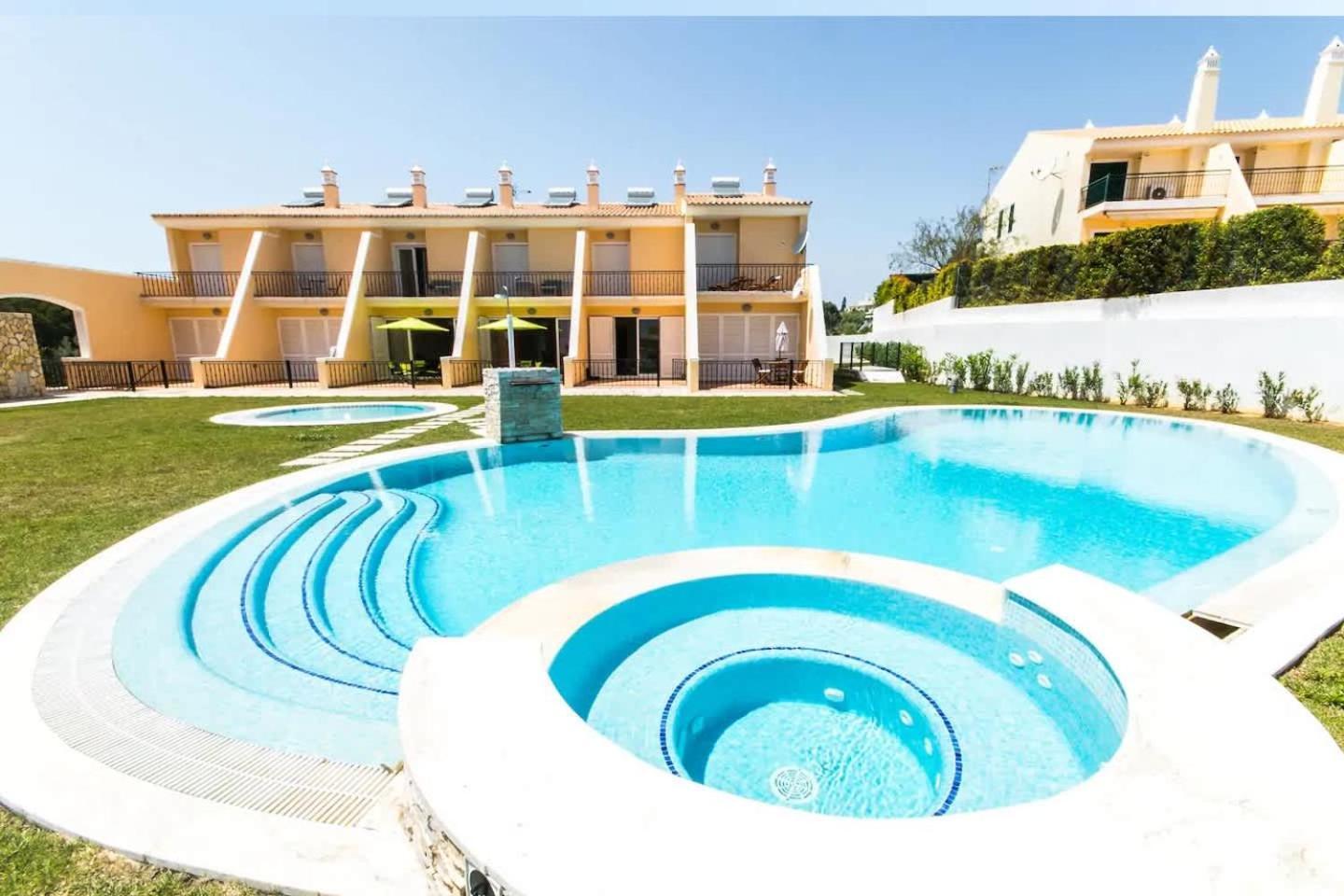 Filipa Iii - Beachfront With Jacuzzi Ferienhaus